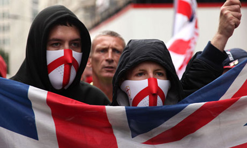 Integrantes da Liga de Defesa da Inglaterra, grupo islamofóbico 