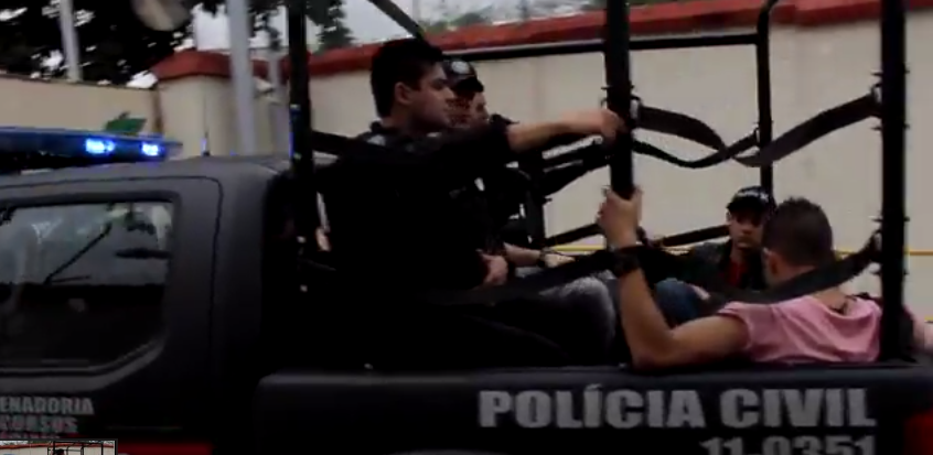 Garotos, chegam, na caçamba de uma caminhonete, para a prisão, no Rio. Decisão judicial evoca período da ditadura 