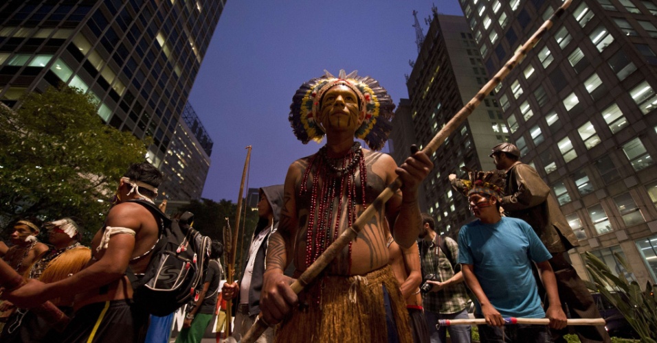 Centenas de índios protestam em S.Paulo, em outubro de 2013, contra tentativas de frear demarcação de suas terras. Curso demonstrará que presença dos povos originários é marcante também no quotidiano da metrópole