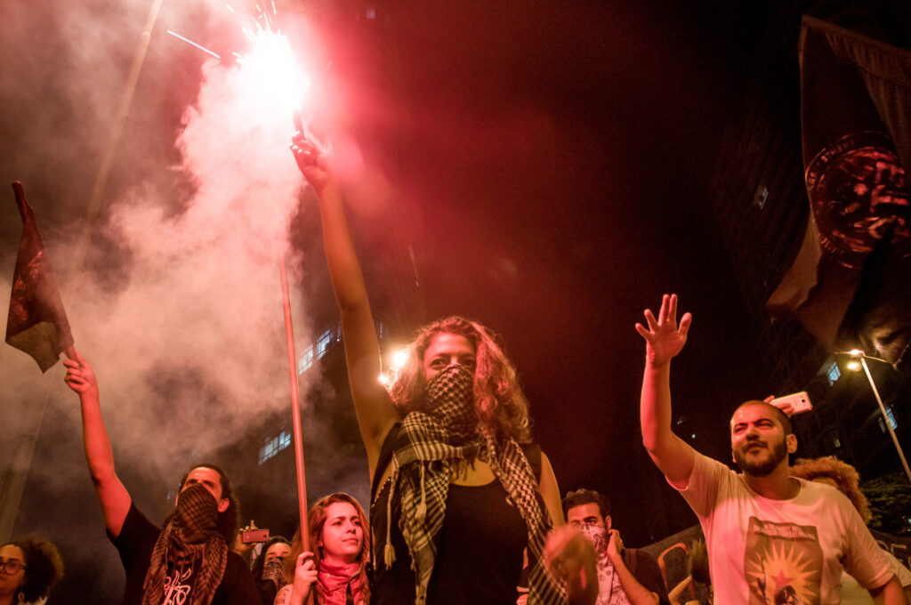 Durante a tramitação da proposta que levou à Emenda 95, que congela gastos com áreas sociais, vários protestos se espalharam pelo país. Aqui, ato contra a PEC 241 em Belo Horizonte, em outubro de 2016. Imagem: Mídia Ninja.