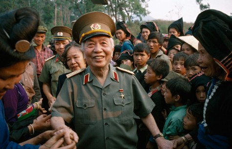De volta a Dien Bien Phu, quarenta anos após vencer os franceses. Abnegação dos soldados e unidade profunda com camponeses eram conceitos-chave para Gia