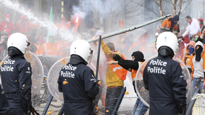 Manifestantes se chocam com polícia durante protesto contra as medidas de austeridade, no centro de Bruxelas 04/04/2014