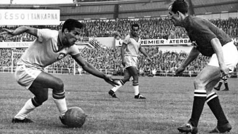 Garrincha prepara-se para driblar, na Copa do Mundo de 1958 