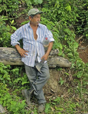 Agricultor salvadorenho voltando dos campos. Palo Grande, El Salvador. Foto: cortesia de Vivien Feyer.