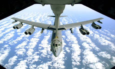 Bombardeiro B-52 equipado com armas atômicas. Para Boaventura, "várias agências de segurança [norte-americanas] fazem planos já para o Day After de um confronto nuclear"