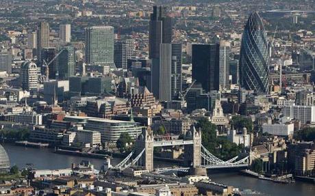 À frente, a conhecida Torre de Londres. Ao fundo, a reluzente porém obscura "City", núcléo da rede internacional de "centros financeiros offshore"