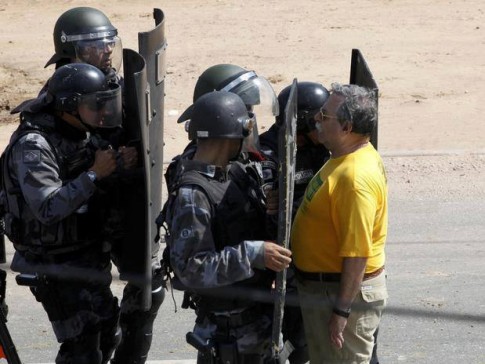 Ceará, junho de 2013. Aposentado encara tropa de choque durante protestos. Mobilizações seriam "ato de terror"?