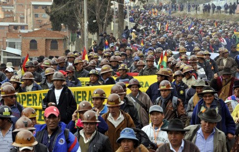 Trabalhadores celebram Dia da Descolonização, instituído em 2011. Ao descartar, com sucesso, políticas desejadas por mercados financeiros, país revela espaço para alternativas 