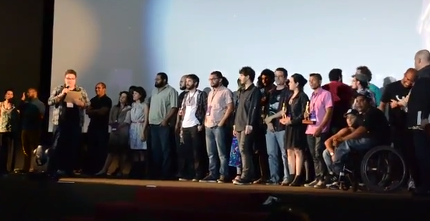 Criadores dos seis longas-metragens concorrentes leem, na cerimônia de encerramento do festival, a Carta de Brasília
