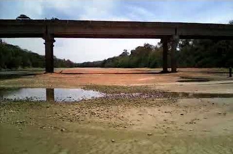 Leito seco do Rio Paracatu, no município de mesmo nome. Principal afluente do São Francisco, o rio tinha quase 500 quilômetros, e uma bacia hidrográfica de área equivalente à do Estado do Rio