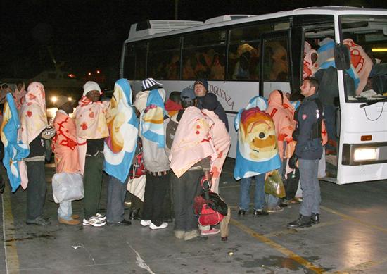 Grupo de imigrantes é resgatado em alto-mar e chega à ilha italiana de Lampedusa