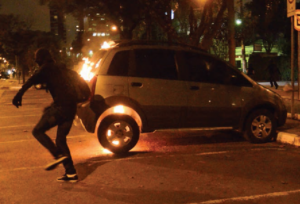Veículo particular incendiado por manifestantes em São Paulo: desvio de conduta black bloc?