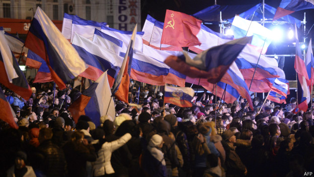 Enquanto pessoas comemoram o resultado do referendo na Praça Lênin, em Simferopol, capital da Crimeia, Washington e seus aliados condenam realização de referendo na Crimeia