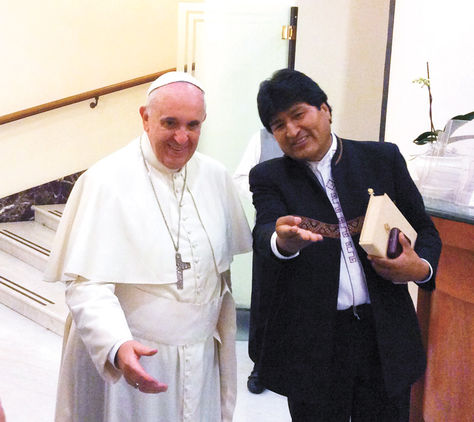 Francisco e o presidente boliviano Evo Morales, encontram-se em Roma, em 2014, para abrir um Encontro Mundial de Movimentos Populares promovido pelo Vaticano. Nova sessão ocorrerá entre 8 e 12 de julho, quando papa visitará país governado por Evo
