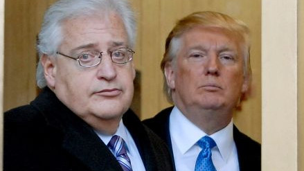 Donald Trump e David M Friedman, futuro embaixador dos EUA em Israel. O recém-nomeado começou logo a cumprir o desejo presidencial declarando que pretende estabelecer a embaixada dos EUA em Jerusalém