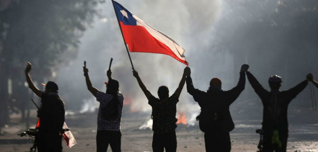 O CHILE ACORDOU. O povo luta nas ruas contra o…