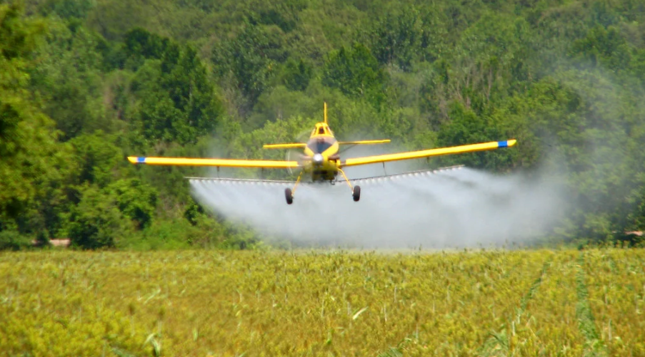 Lei recém aprovada permite que cidades brasileiras sejam pulverizadas por  veneno jogado de aviões