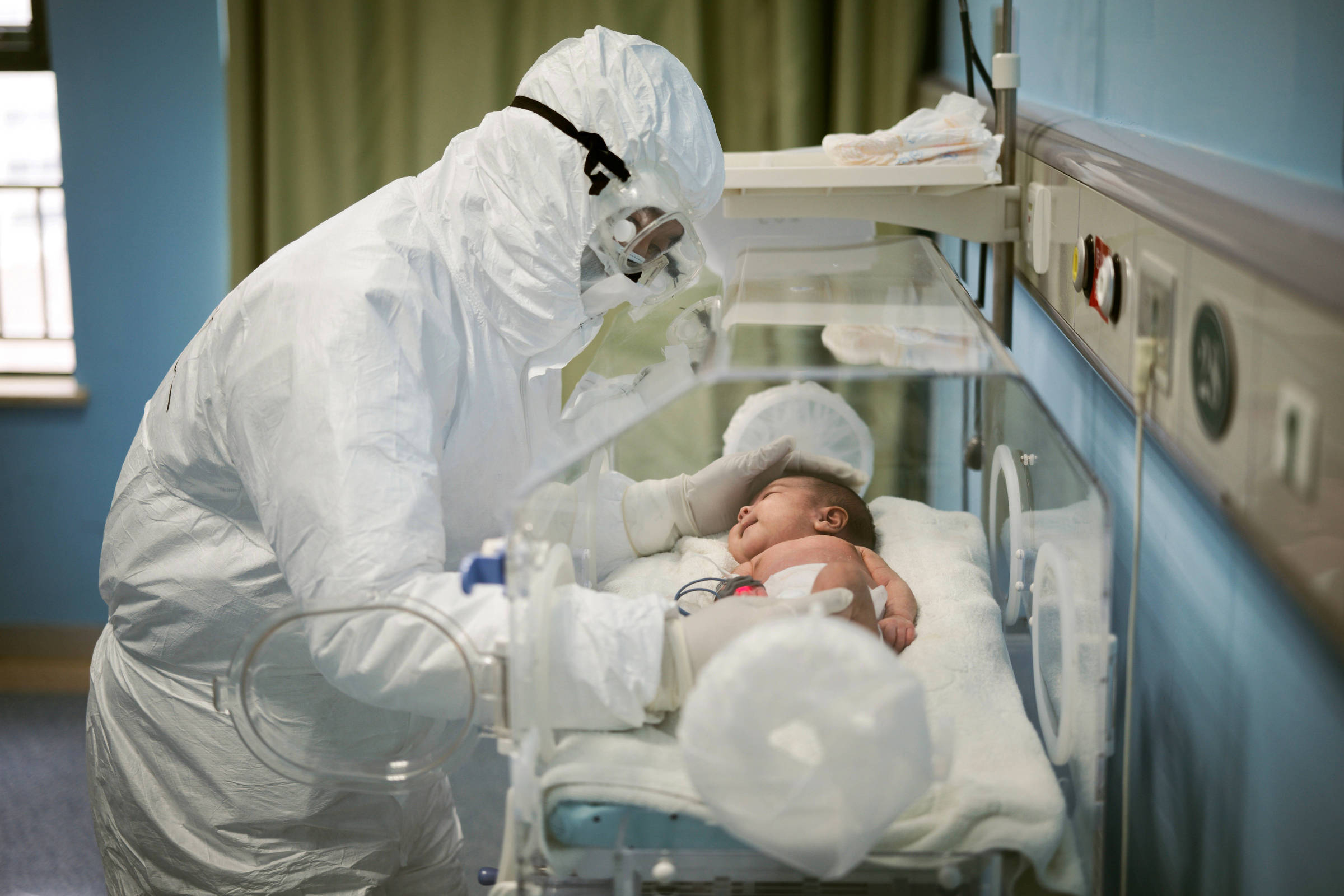 A falta de oxigênio é real, nos hospitais e nas democracias