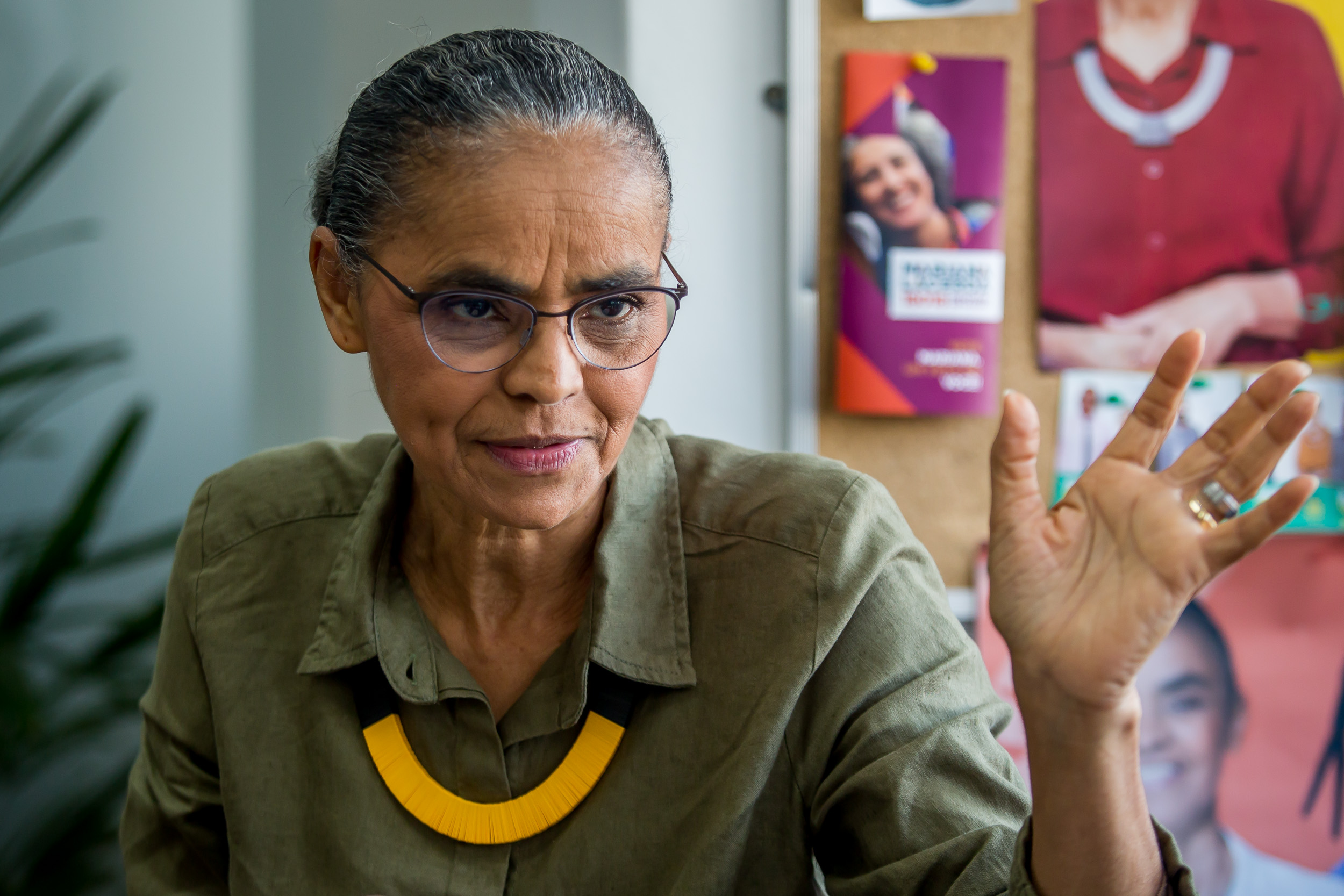 jovem mulher com o coração partido parece estressada. menina