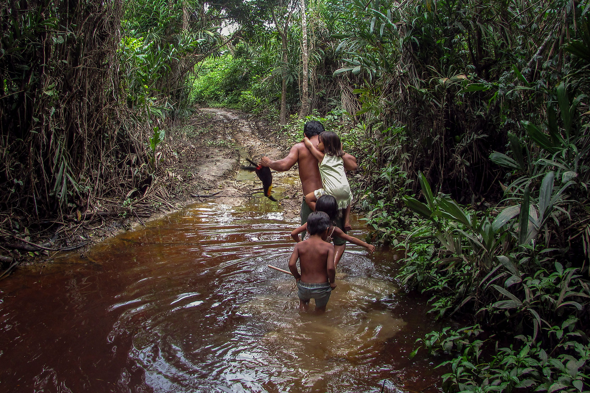 Ela encontrou um bebê na floresta! 