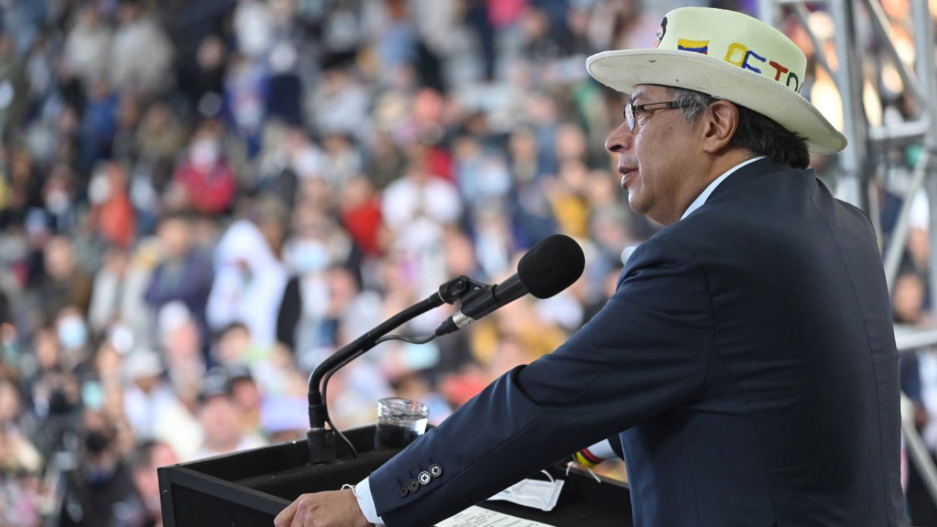 Alvo de protestos, presidente do México posta foto antiga que diz