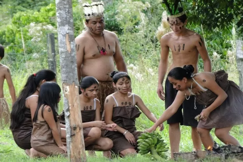 Jovens Xokleng durante apresentação na Terra Indígena Ibirama La-Klãnõ