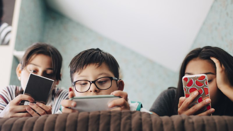 Amigos meninas ao ar livre e smartphone para conexão de jogos