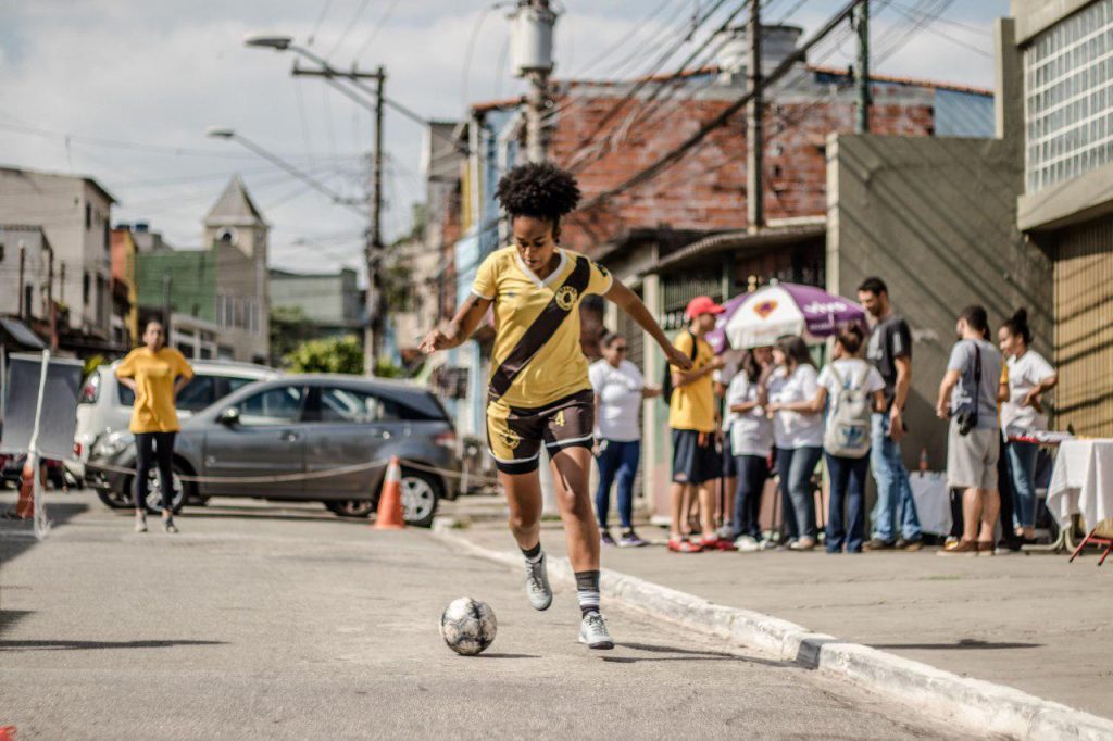 Jogando bola com os amigos na rua 