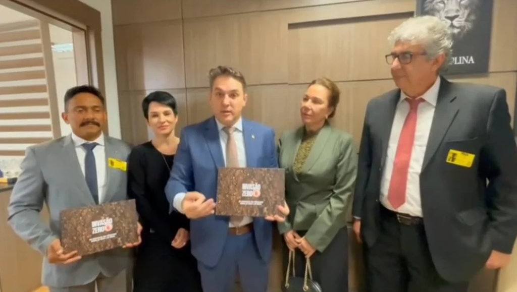 Deputado federal Luciano Zucco (PL/RS), ao centro, recebeu os líderes do Invasão Zero, Dida Souza e Luiz Uaquim (à direita) em 2023 na Câmara (Foto: Reprodução/Instagram)