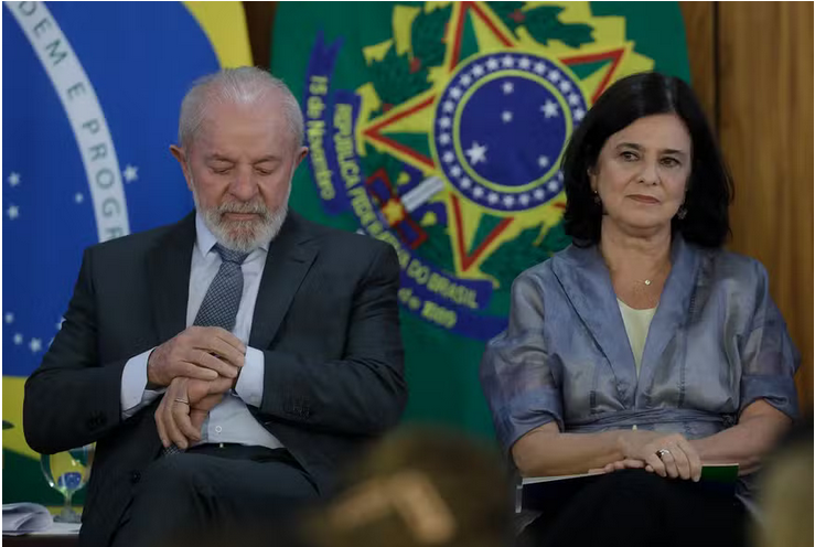 Na capacidade de gerar vínculos de afeto, Lula é inigualável. Por isso, vale a pergunta: o que terá levado a trocar a pedagogia política pela noção simplória de “entrega”? Ou a exibir impaciência e descortesia, como na cena constrangedora em que se despediu de Nísia Trindade? 

