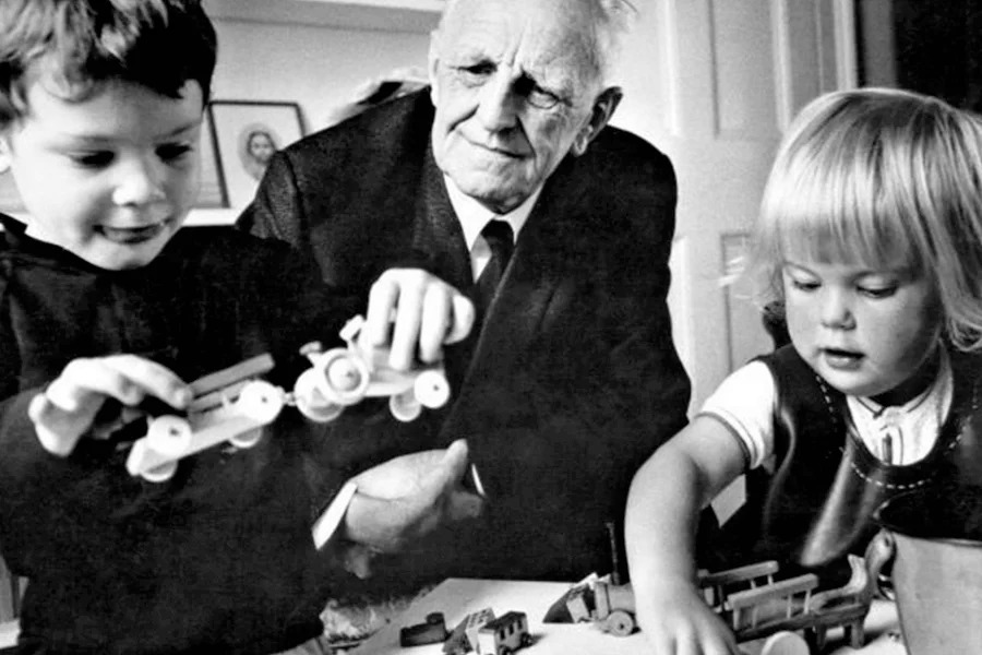 O psicanalista Donald Winnicott observa duas crianças brancas brincando de trenzinho