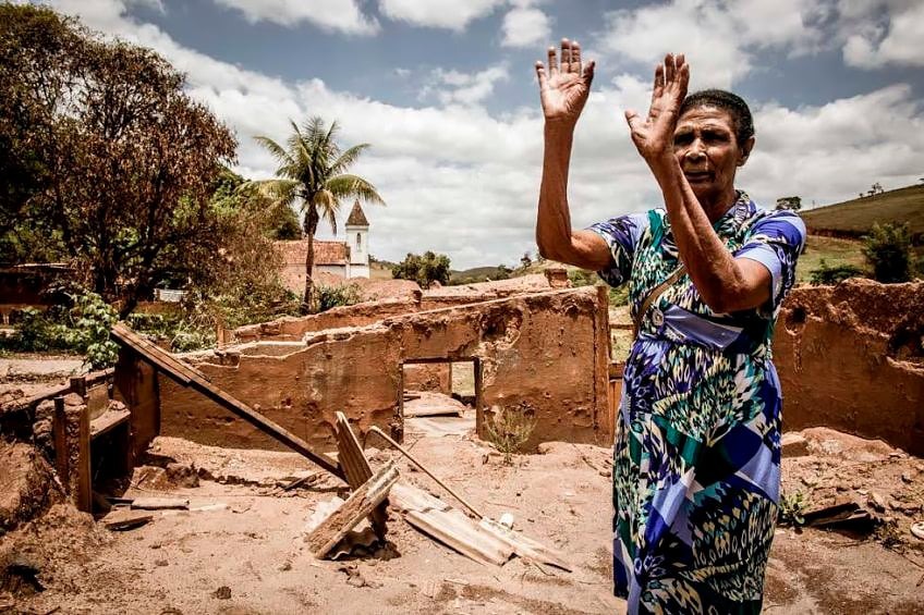 Dona Geralda acordou uma madrugada com sua casa soterrada por lama, no território quilombola de Macacos, afetado pela ruptura da Barragem de Fundão, em Minas Gerais. PL da Devastação pode ampliar racismo ambiental.