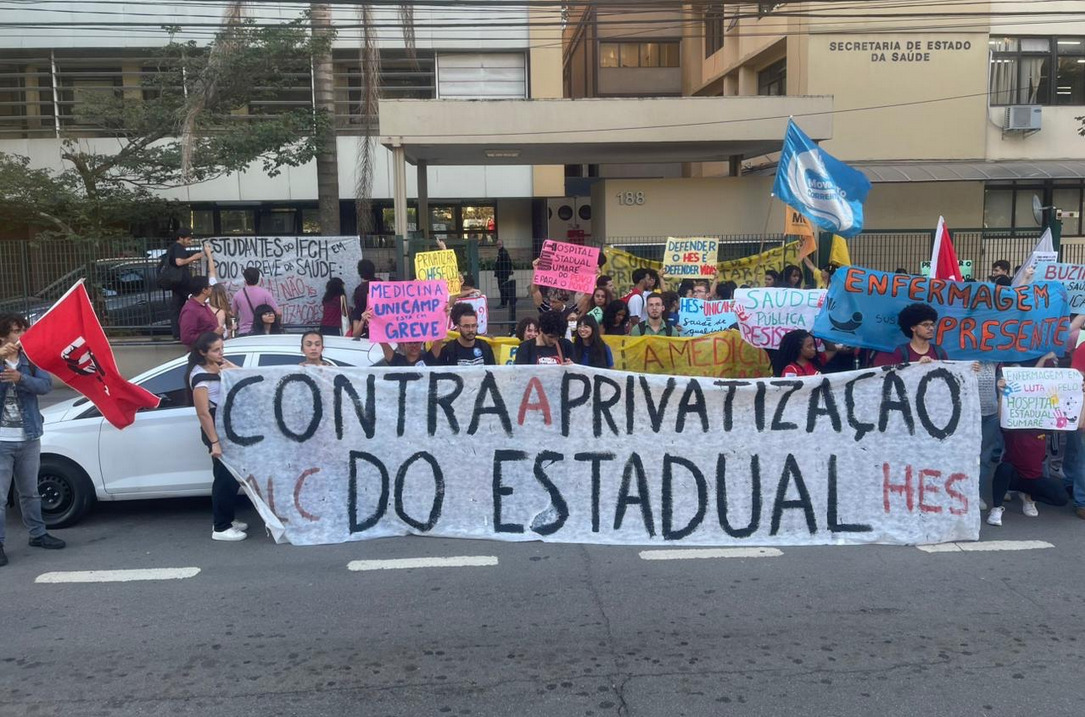 Manifestação na porta da Secretaria de Estado de Saúde de São Paulo contra a privatização do Hospital Estadual Sumaré.