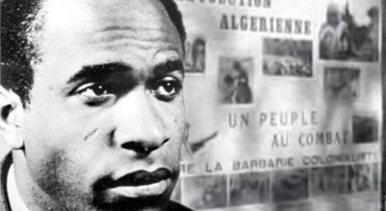 Fotografia de Frantz Fanon, que faria 100 anos em julho de 2025.