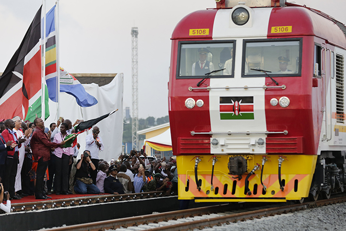 Inauguração da ferrovia entre Nairóbi, capital do Quênia, e Monbasa, no litoral do país. Construída pela China, tem 450 km e é parte de rede de estradas de ferro em construção no leste do continente