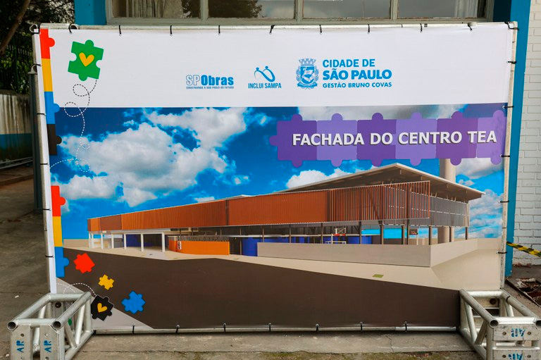 Faixa de sinalização da construção de uma clínica para tratar pessoas com autismo, em São Paulo